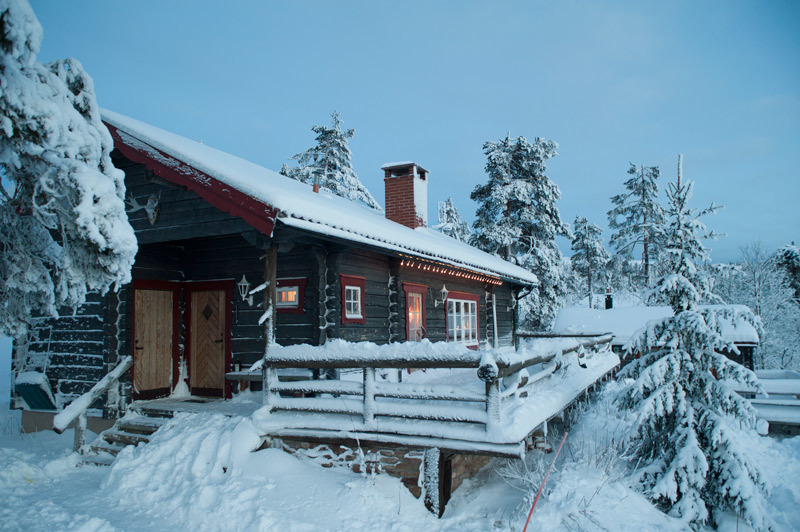 Vinterbild bastun i ett närliggande hus till vänster