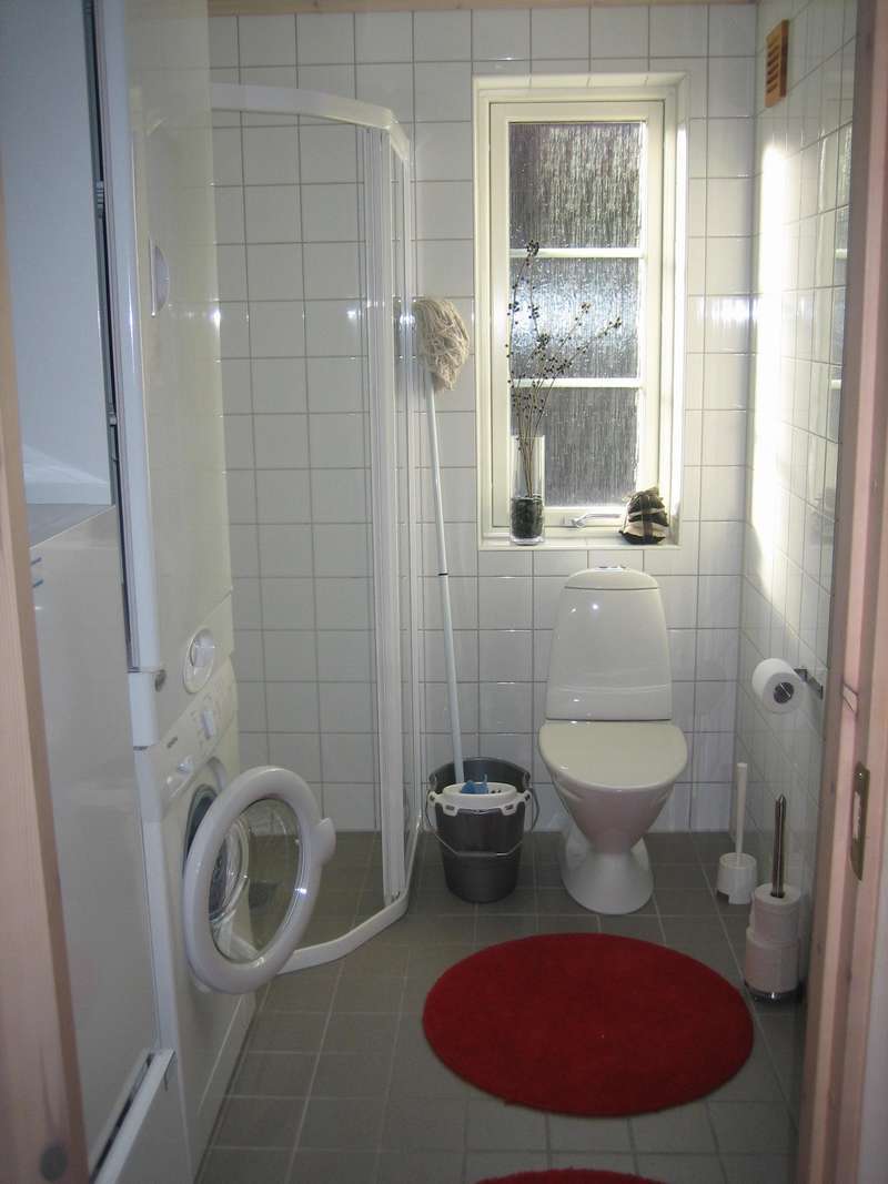 Stora Badrummet med dusch tvättmakin