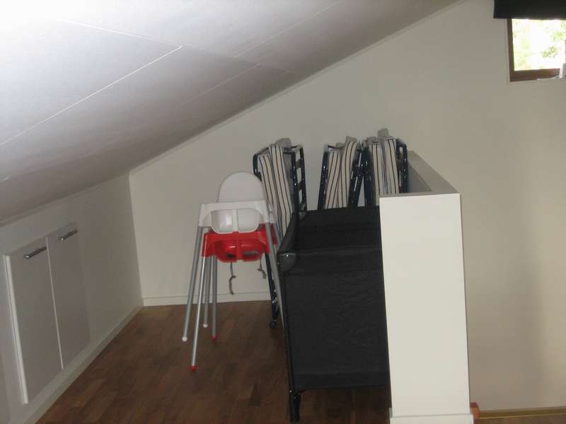 2 extrasängar, (en trasig) + barnstolar finns också en extra madrass på golvet på loftet