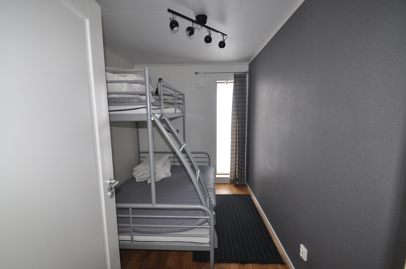 Sovrum 1, våningssäng med en bredare undersalf, i underslafen får man sova två för att utnytta alla bäddar