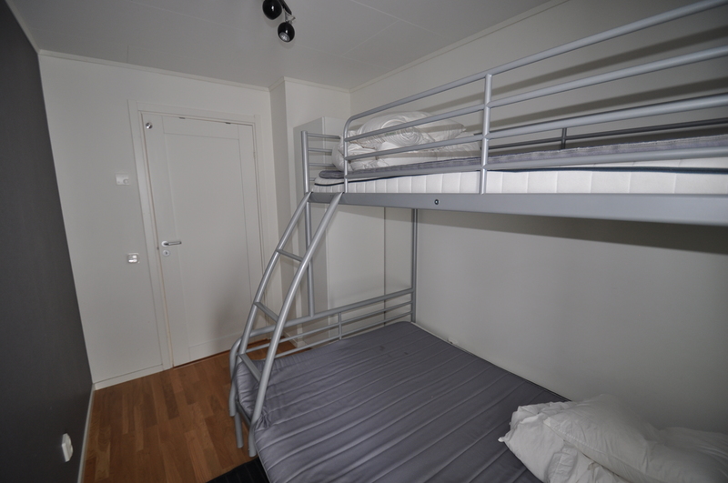 Sovrum 1, våningssäng med en bredare undersalf,  i underslafen  får man sova två för att utnyttja alla bäddar
