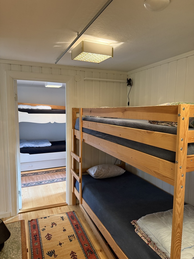 Sovrum 1 En våningssäng i utrymme utanför sovrummet, går ej stänga egen dörr