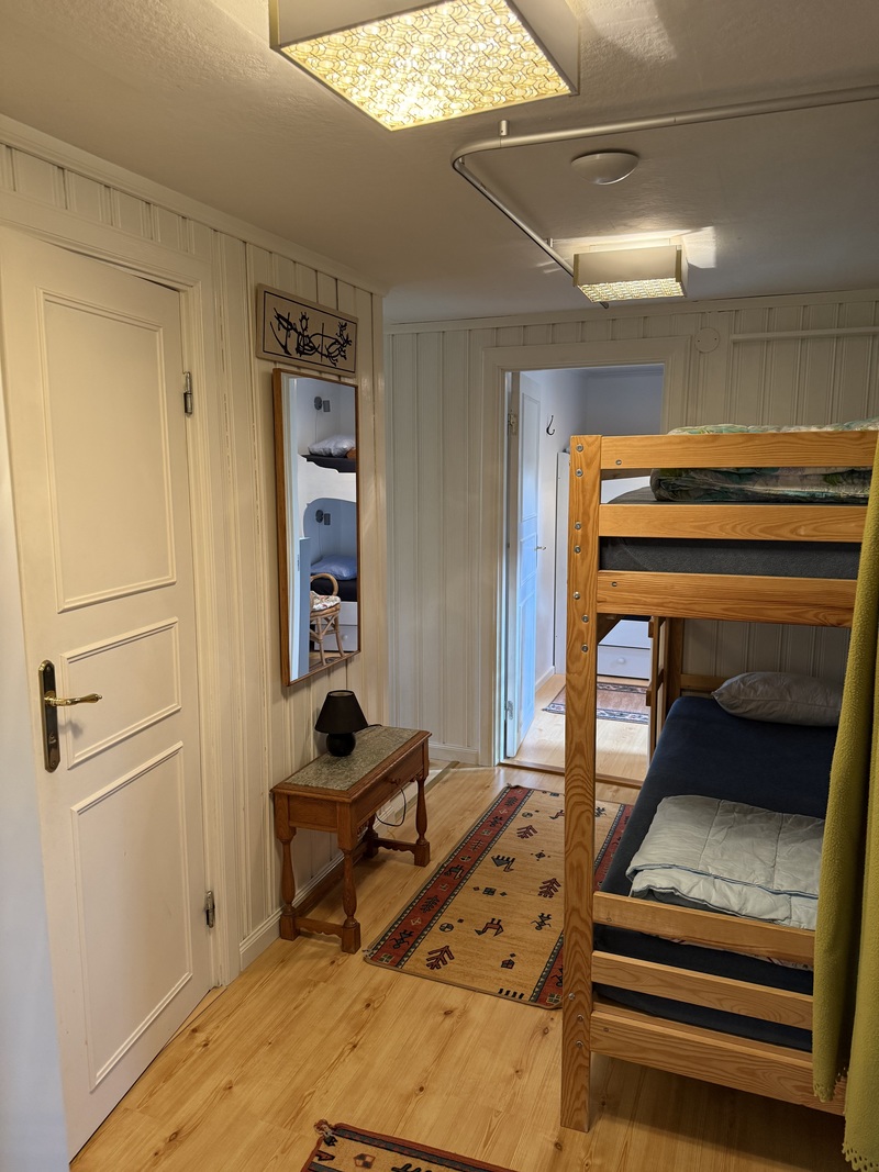 Sovrum 1 En våningssäng i utrymme utanför sovrummet, går ej stänga egen dörr