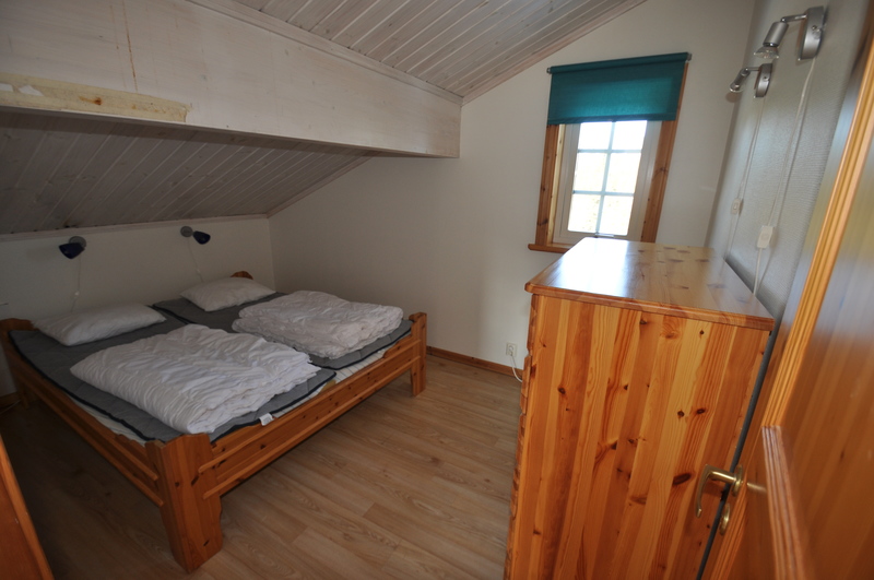 Sovrum 3 på loftet ett sovrum med dubbelsäng