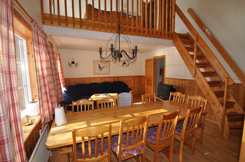 Matbord och soffa trapp upp till loftet
