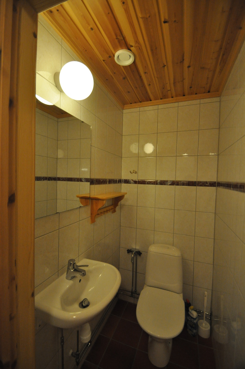 WC som ligger inne i badrummet (man kan låsa om sig)