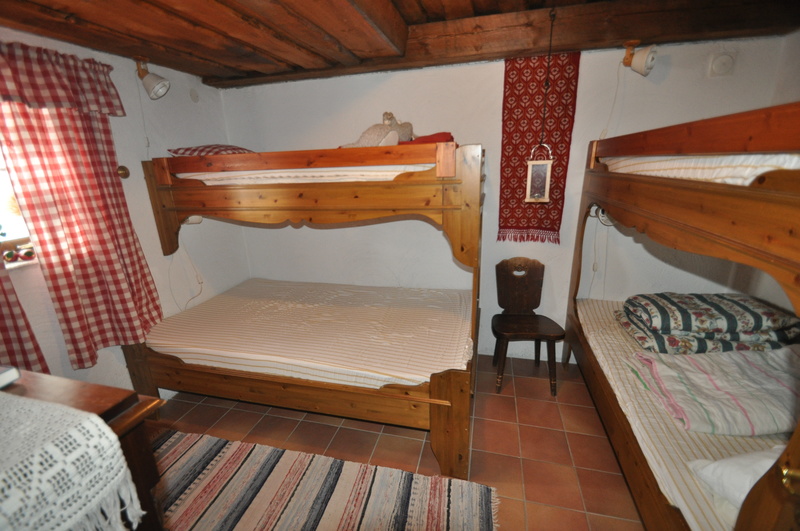 Sovrum 1 med en våningssäng och en kärlekssäng, i kärlekssängen sover man två personer för att utnyttja extrabädden