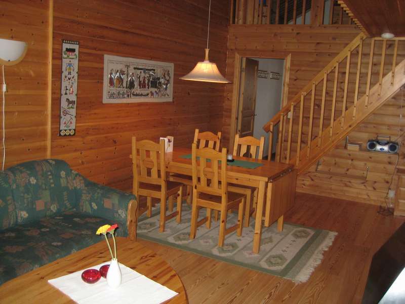 Matbord och trapp till loftet (Den gröna soffan finns inte mera, nya är röd)