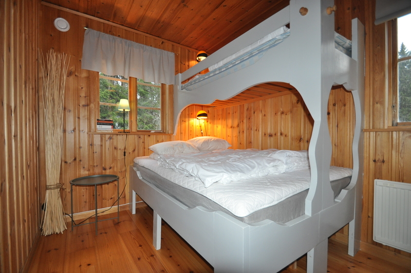 Sovrum 2 en våningssäng med en bredare underslaf