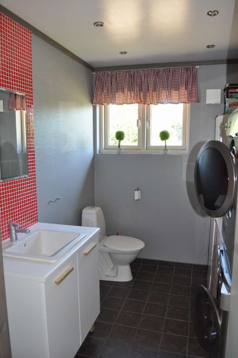 Badrum 1 med dusch och toalett
