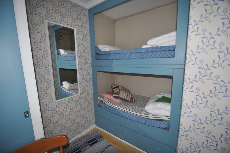 Sovrum 1 på entreplan Sängarna är kortare än normala dessa två är extrabäddarna. Blå våningssängar B=75,5cm. L=190cm.