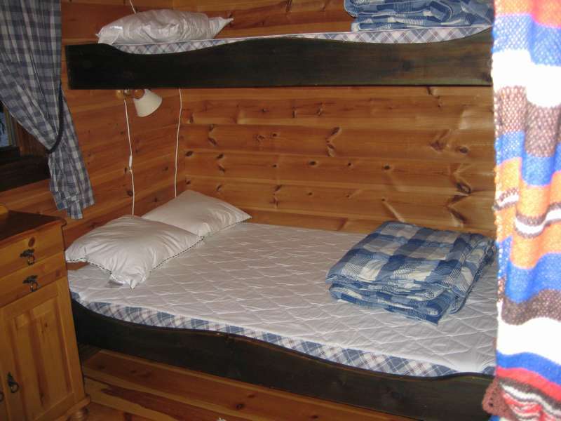 Sovrum 1 våningssäng extra bred underslaf vid extra bädd ska 2 sova nere
