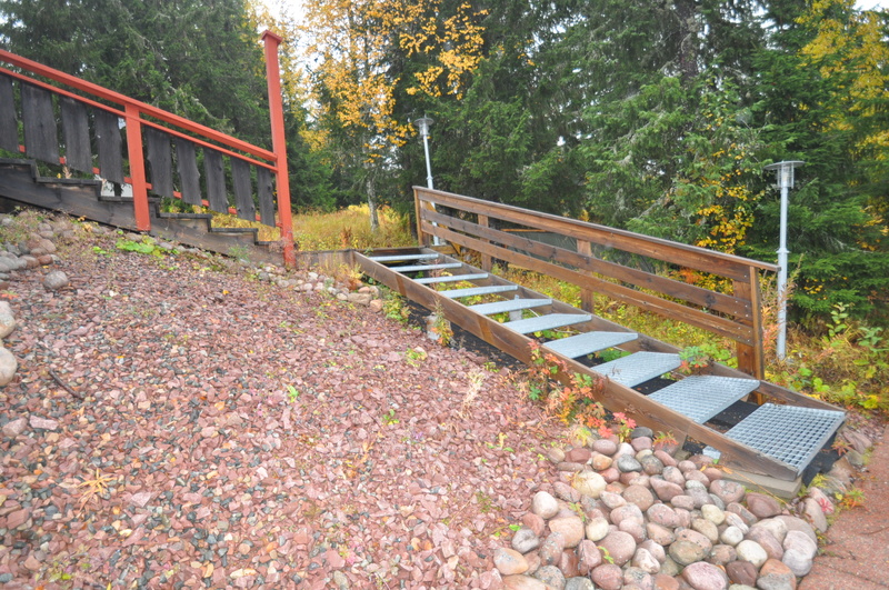 Trappor upp till övervåningen och bastuhuset