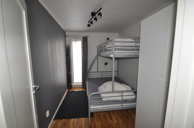 Sovrum 2, våningssäng med en bredare undersalf