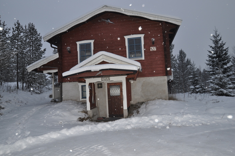 Vinterbild ingång till C lägenheten till vänster om huset