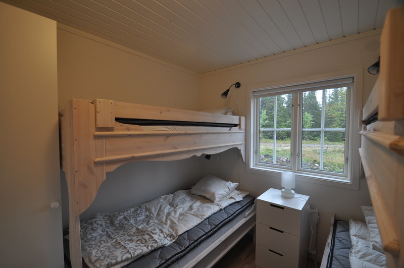 Sovrum 2 med två våningssängar och lite bredare underslaf på nedre delarna