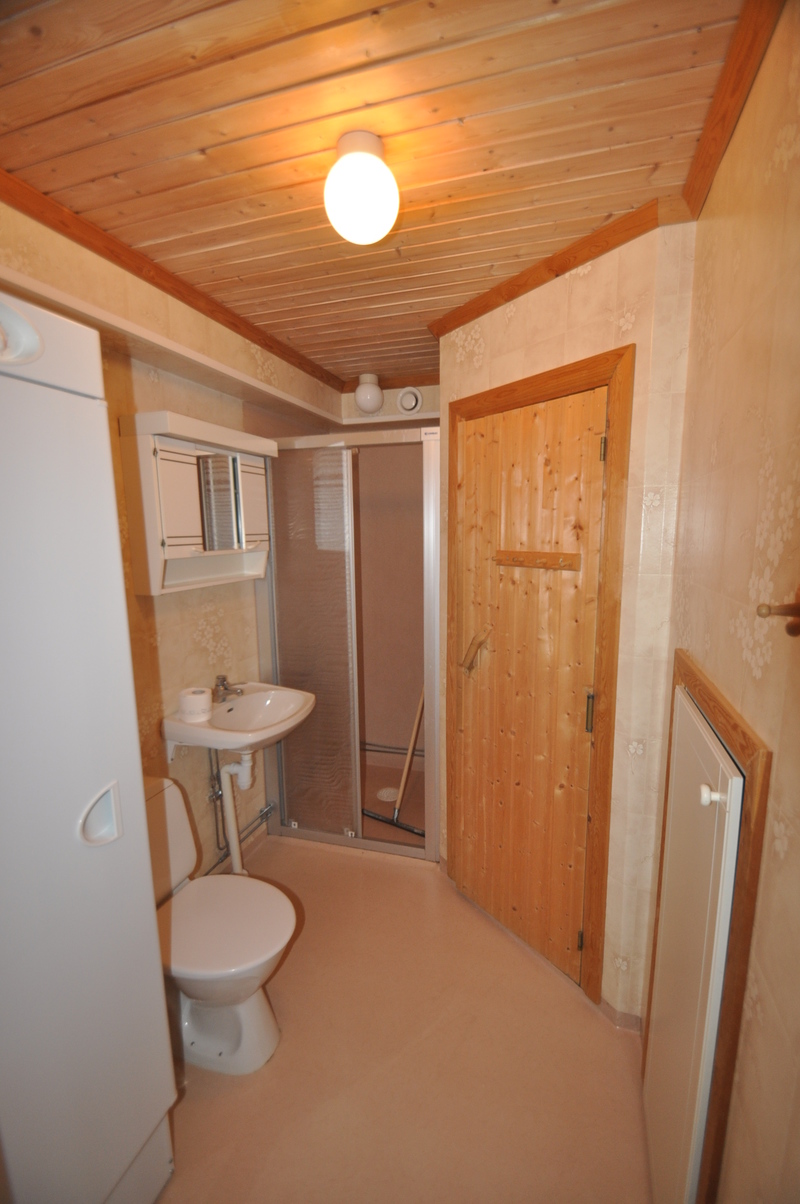 Toalett, dusch och bastu mellanplan (Torkskåpet står nu på källarplanet) 