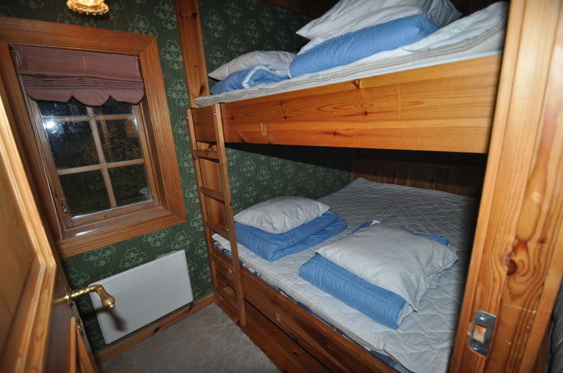 Sovrum 2 med en våningssäng som är extra stor man sover två på underslafen och två på överslafen som dubbelsängar med huvudet ut mot stegen på sängen