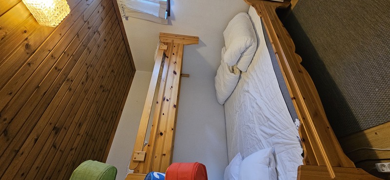 Sovrum 2 nere med en våningssäng