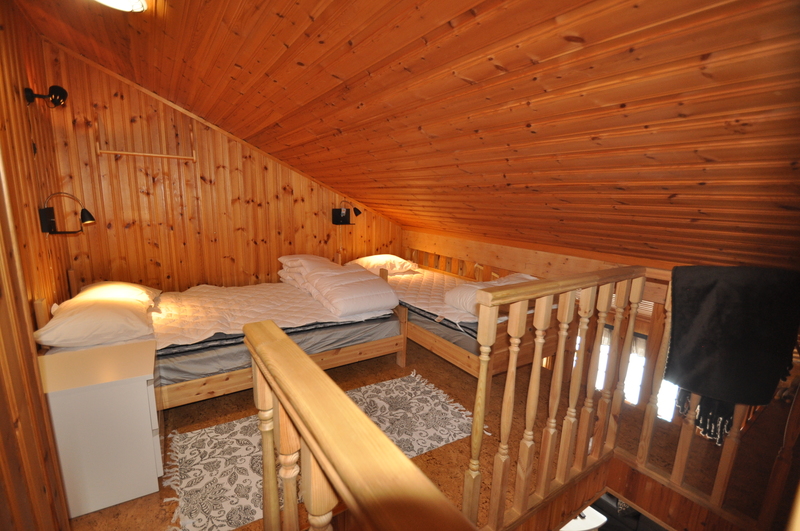 Loftet med 2st sängar, 1 enkelsäng och 1 120cm säng. I 120cm sängen är att man kan sova 2st och det är xtra bädden.