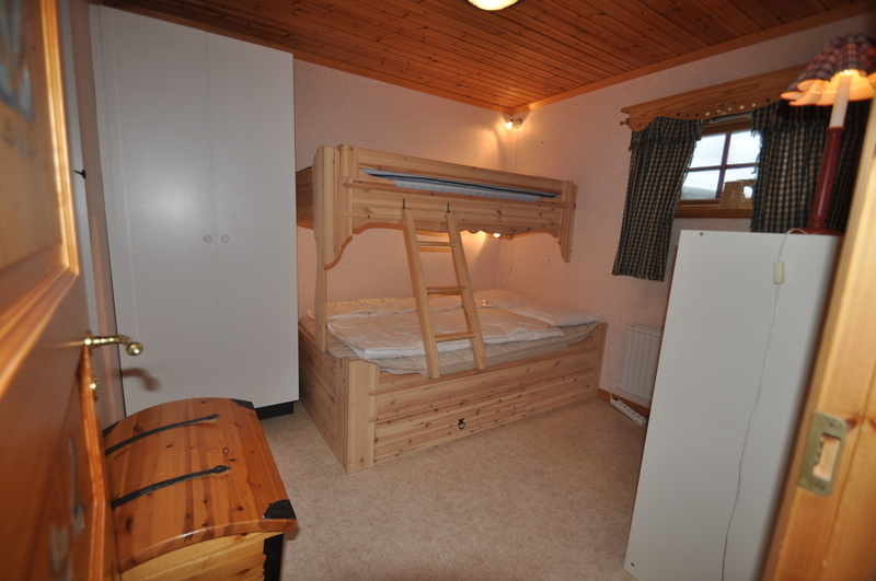 Sovrum 1 med 1 våningssäng som har en bredare underslaf där man kan sova 2