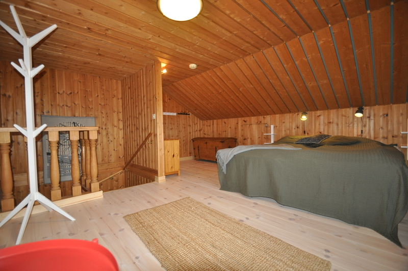 Loft med en dubbelsäng.