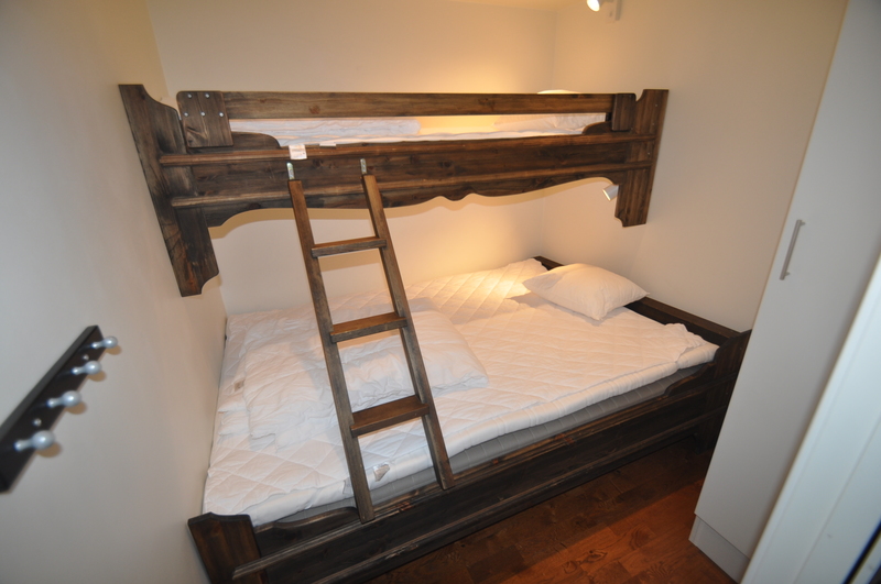 Sovrum 2, med 1 våningssäng som är 140cm bred i underslafen