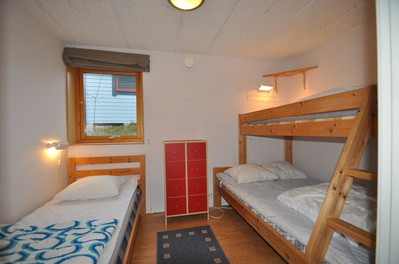 Sovrum 2 med en enkelsäng och en våningssäng där underslafen är lite bredare