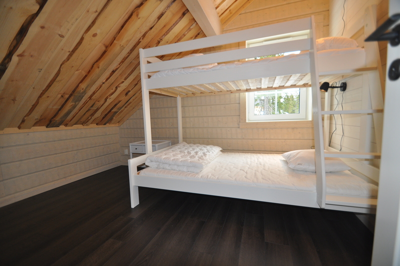 Vänstra sovrum på loft nedre sängen är 120cm