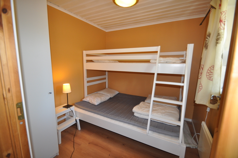 Sovrum 1, våningssäng med en bredare underslaf (140 cm)