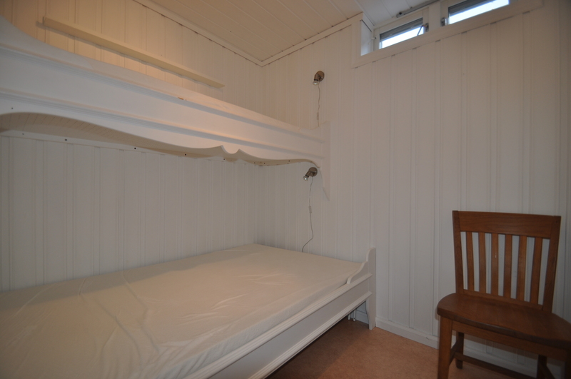 sovrum 1 Våningssäng med bredare underslaf 