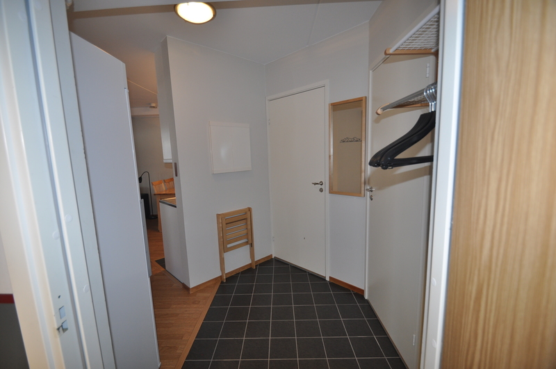 Hall Dörr 1 Sovrum 1. Dörr 2 Badrum