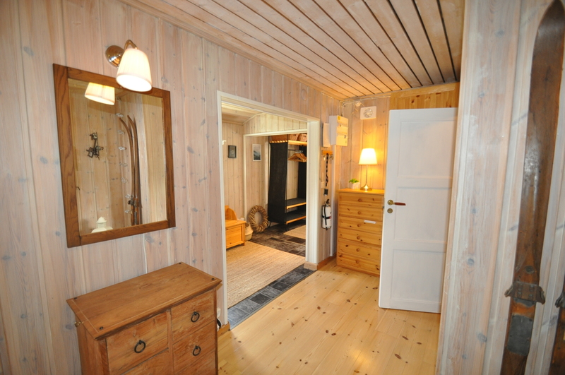 Hall sett från sovrum 2 (Badrum 1 till höger)