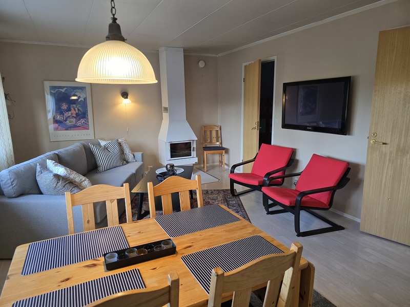 allarum med matplats och soffa