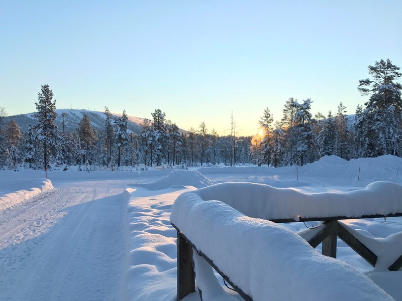 Uppfartens framsidan och del av altanen (skottas inte av GuMo under vintern)