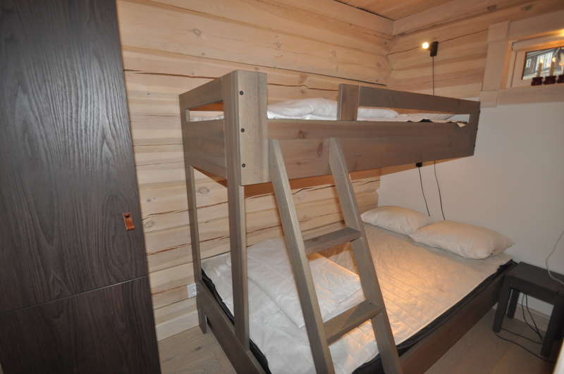 Sovrum 1 med 1 st våningssäng med bredare underslaf (Ingång vid kök)