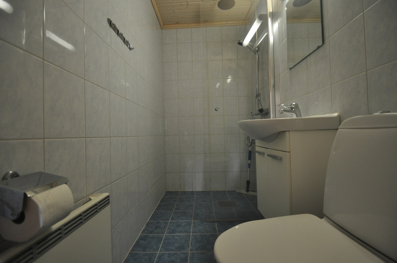 Badrum loft  Duschen på övervåningen avstängd, toa och handfat fungerar att använda. 