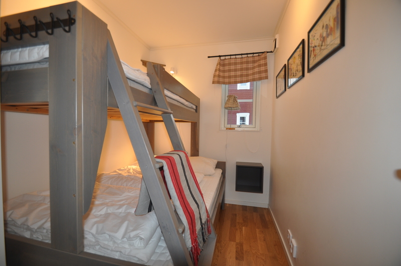 Sovrum 2 med en våningssäng här sover man två om man vill utnyttja en extra bädd  120cm bred underslaf