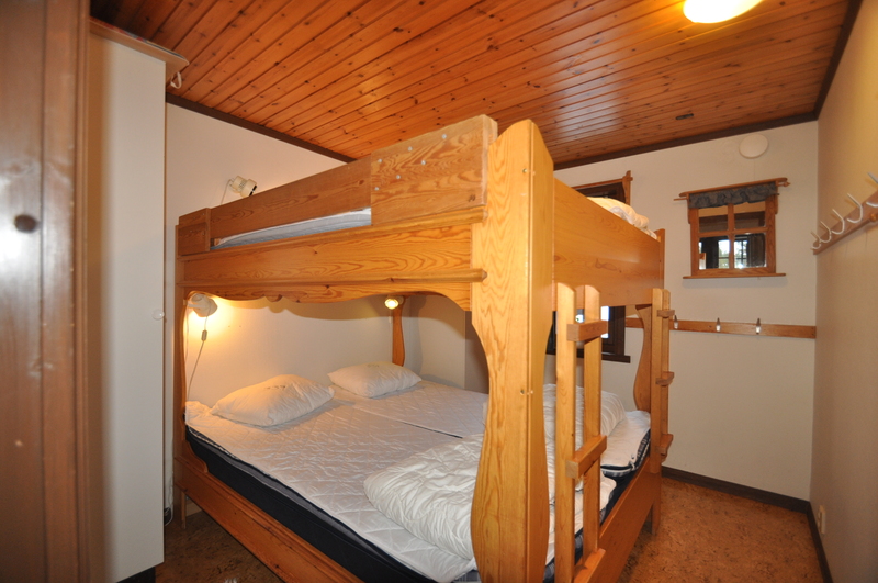 Sovrum 1 med 1 st dubbelvåningssäng. Överslaf mest lämplig för barn