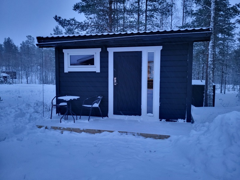 Bastuhus, här skottar gästen själv.