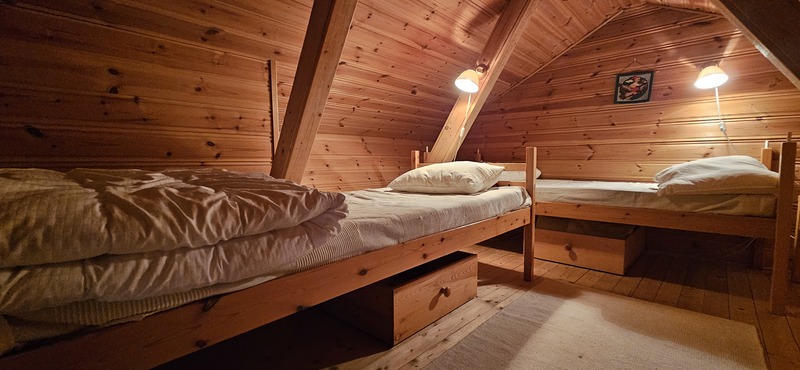 Loft med två enkelsängar