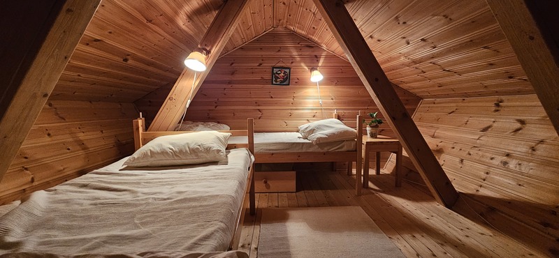 Loft med två enkelsängar