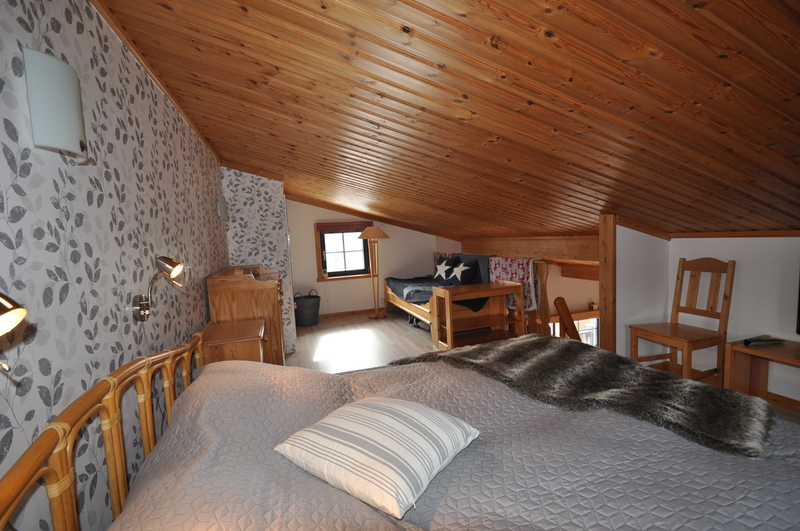 Loft med en dubbelsäng 